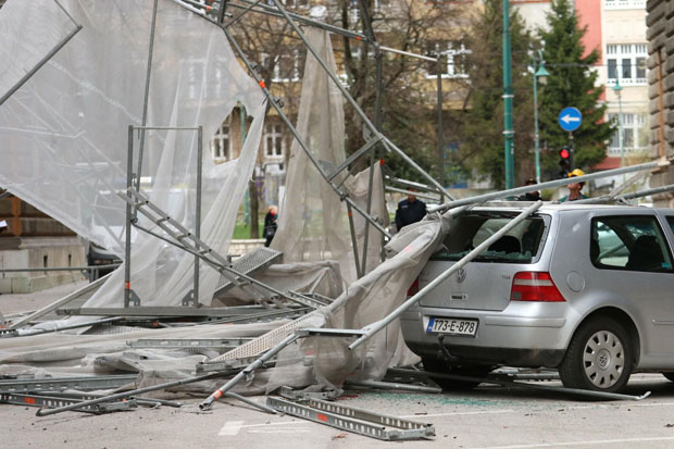 НЕВРЕМЕ У БиХ: Срушила се скела на згради Председништва, откинута државна застава на Хуму