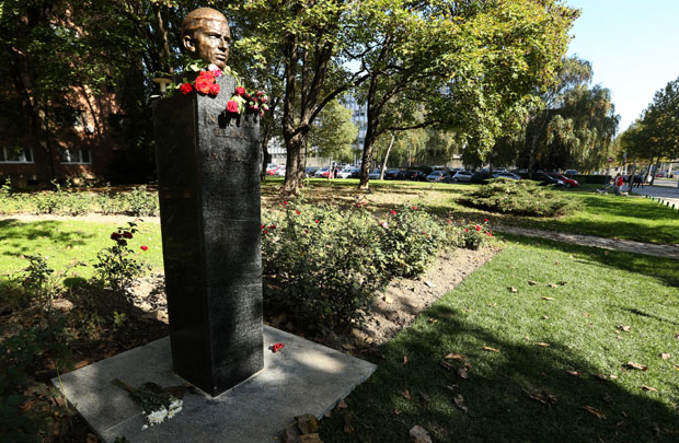 ХРВАТСКА ПОЛИЦИЈА ПОТВРДИЛА:Украдена биста Иве Лоле Рибара