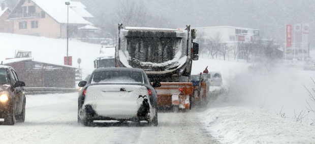 УПОЗОРЕЊЕ: Вечерас опасност од ледене кише и поледице на путевима