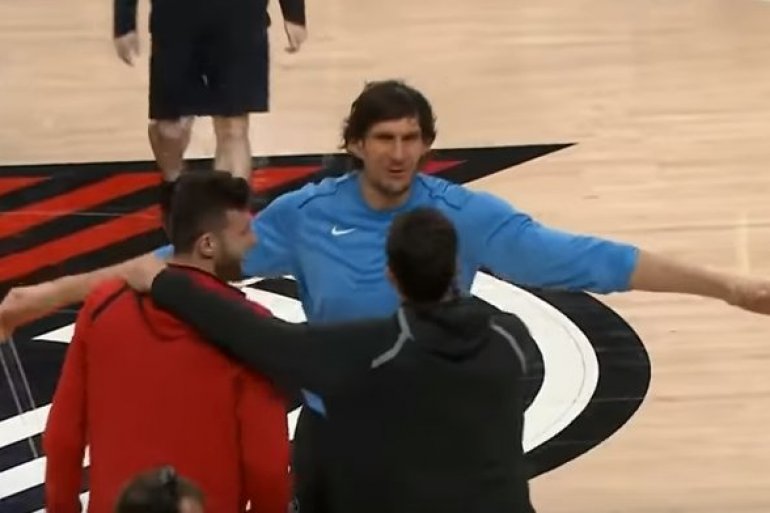 СРБИН И БОСАНАЦ ПАЛИ У СЕВДАХ: Марјановић и Нуркић загрљени на терену уз песму “Нек падају ћускије” (ВИДЕО)