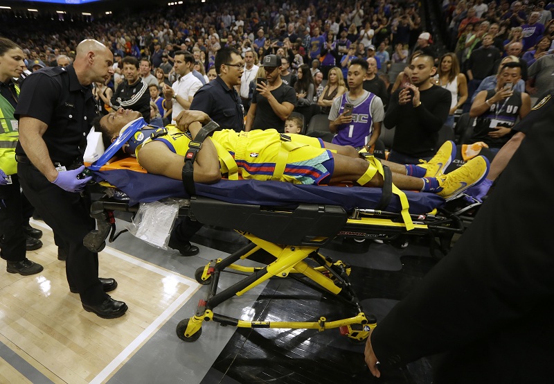ЈЕЗИВ ПАД МЕКОУА: Играч Голден Стејта повредио кичму, на носилима изнет са терена (ВИДЕО)