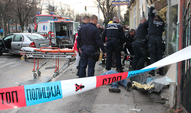 ТРАГЕДИЈА У НИШУ: Возач покосио пешаке, једна особа погинула на лицу места, троје рањено (ФОТО)