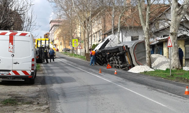 ПРЕВРНУО СЕ КАМИОН: Саобраћај отежан кроз Ириг