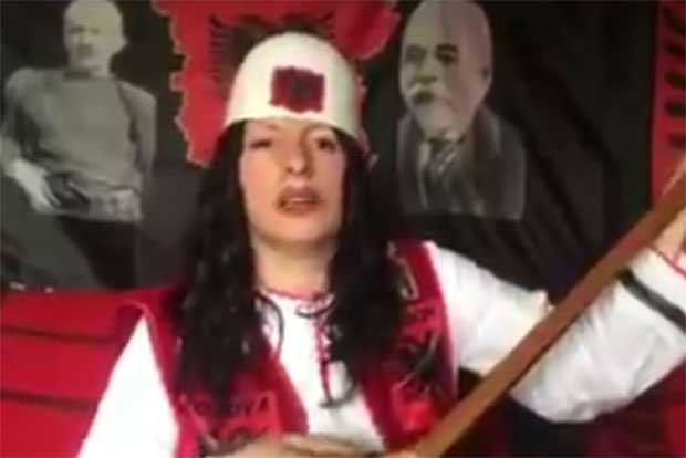 Албанка отпевала песму пуну увреда Марку Ђурићу: Глава надоле, да не мрда, Србија мора да зна, Косово је газда (ВИДЕО)
