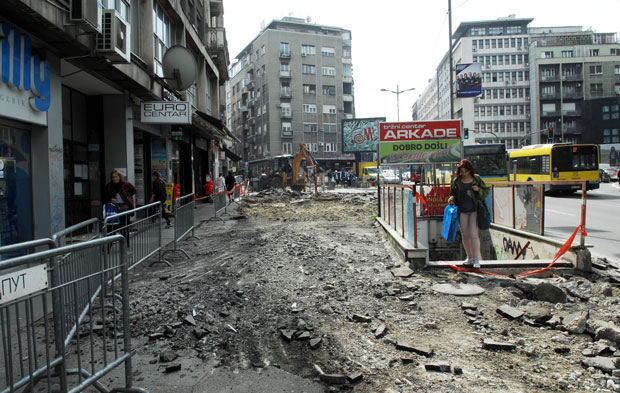 И децу воде поред багера