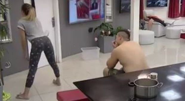 ПРЉАВИ ПЛЕС У СИТНЕ САТЕ: Луна изазовним покретима излудела Слобу (ВИДЕО)