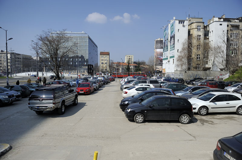 Чији је дивљи  паркинг на Славији?