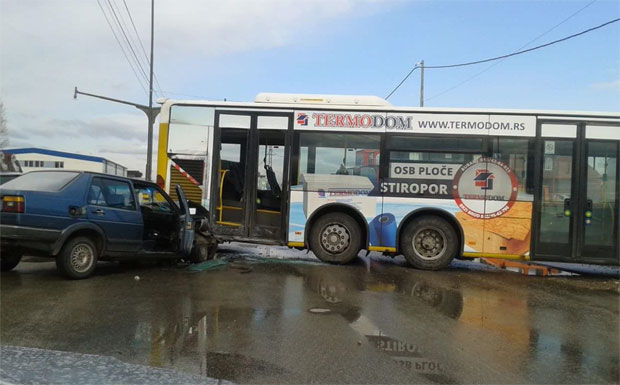 НОВИ УДЕС У НИШУ: Ауто се закуцао у аутобус, две особе повређене