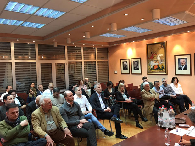 Лидера демократа више не бира база