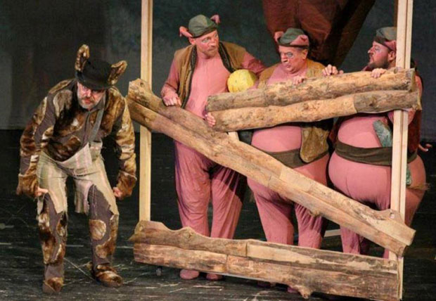 Вршац: Деца пола сата стајала на киши, плакала јер је комад отказан