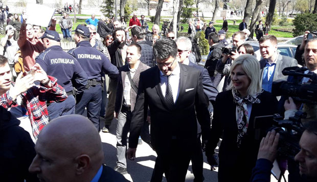Министарка Михајловић извиждана испред Градске куће у Нишу (ФОТО+ВИДЕО)
