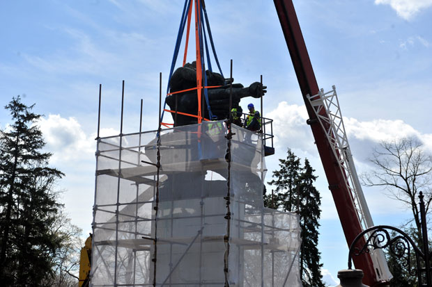 Споменик неће са постамента