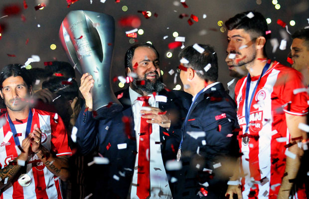 Власник Олимпијакоса казнио фудбалере и распустио скоро цео тим