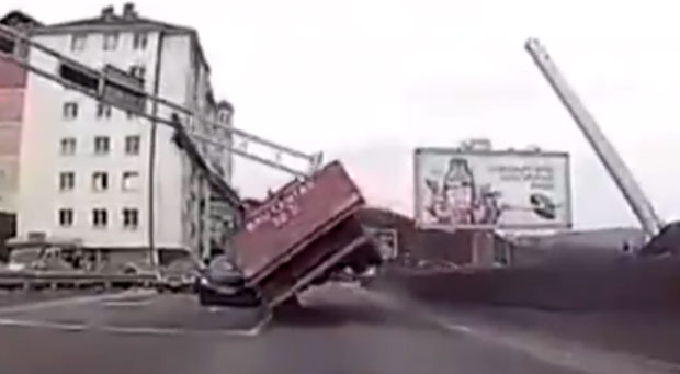 ФОТО+ВИДЕО: Дизалицом срушио семафор