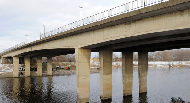 Обесио се на Каћком мосту