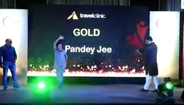 УЗНЕМИРУЈУЋИ ВИДЕО: Бизнисмен играо, прослављао награду, а онда се срушио и умро пред публиком!