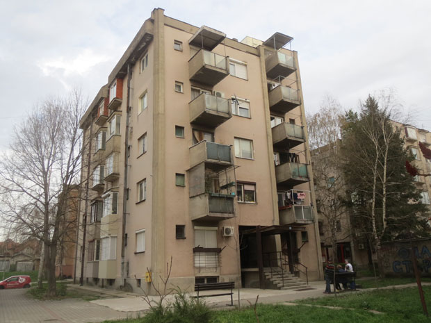 УЖАС У ПАРАЋИНУ: Жена пронађена мртва у стану, а њен син наг у купатилу