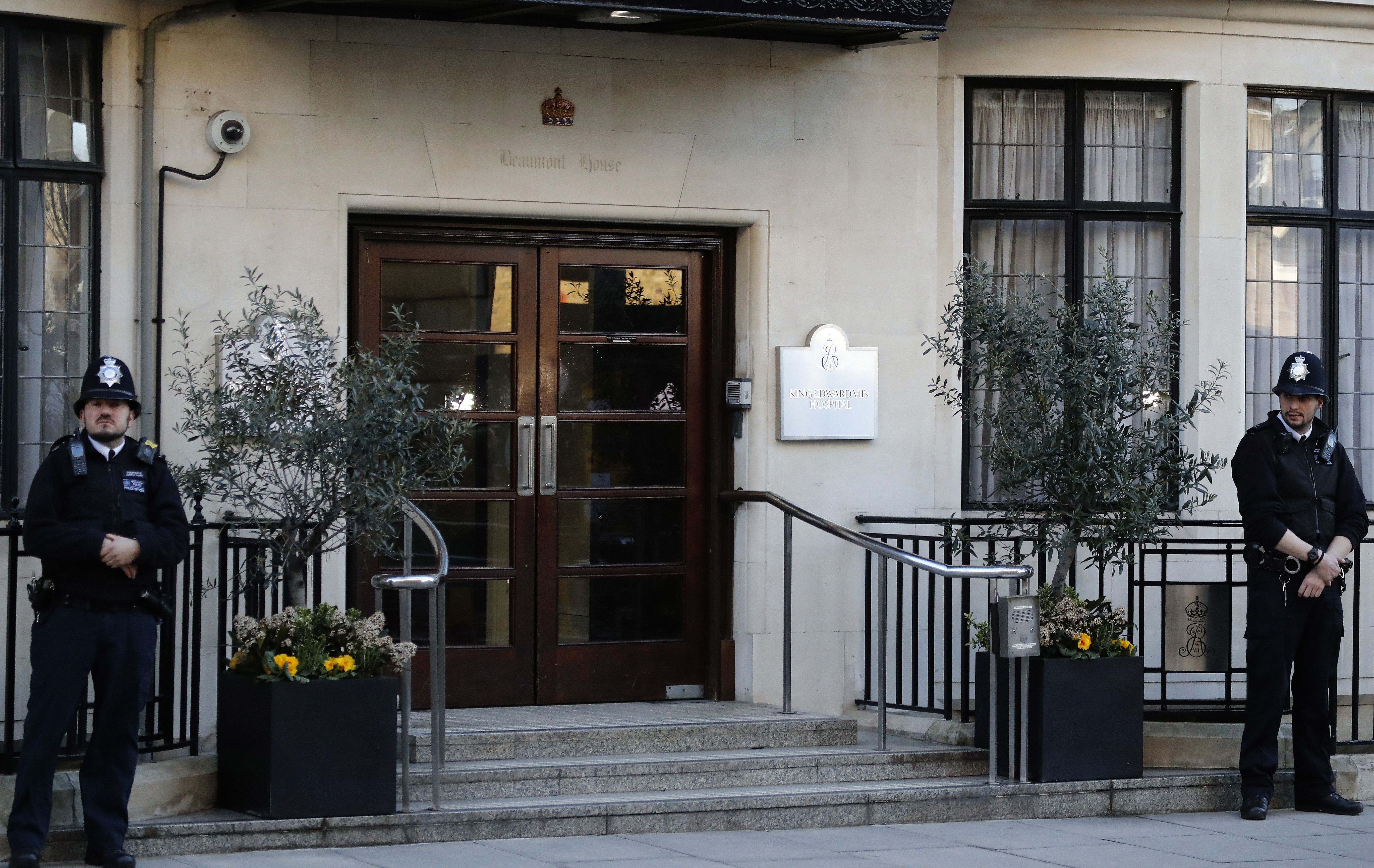 Принц Филип се опоравља од операције