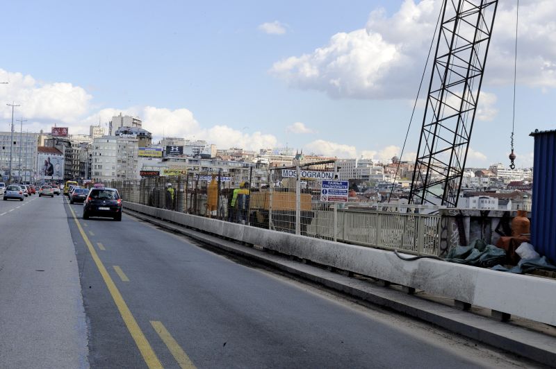 Пешице преко Бранковог моста у јуну