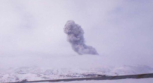 Вулкан на Курилским острвима избацује пепео