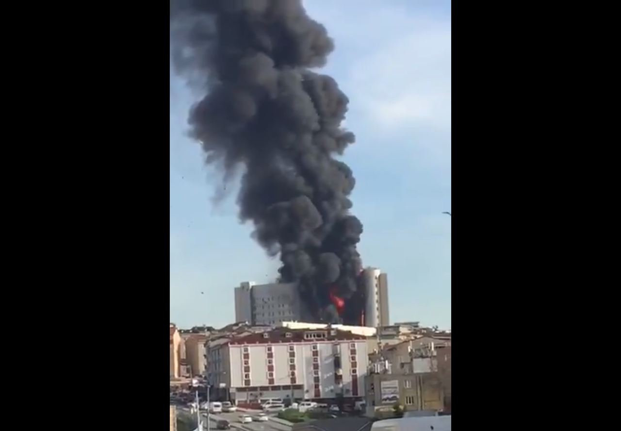 Пожар захватио неколико спратова болнице у Истанбулу (ФОТО/ВИДЕО)