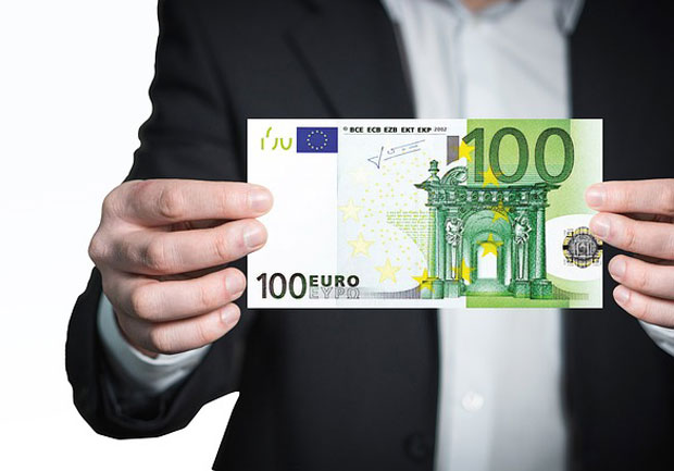 Пољска владајућа партија смањује политичарима плате