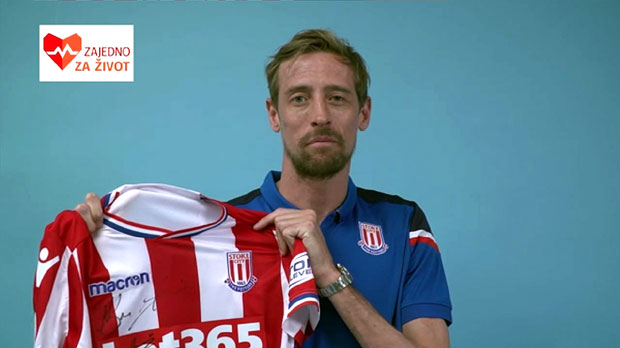 ЕНГЛЕСКИ КЛУБ СЕ УКЉУЧИО У АКЦИЈУ ЗАЈЕДНО ЗА ЖИВОТ: Крауч и Стоук за децу Србије