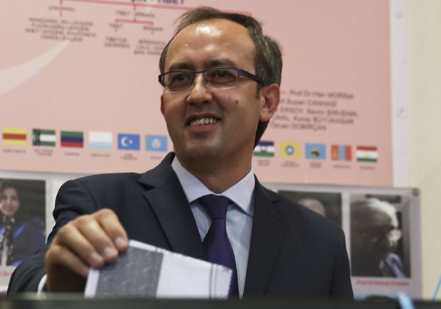 ХОТИ ПОРУЧИО ХАРАДИНАЈУ: Или датум избора, или изгласавање неповерења влади