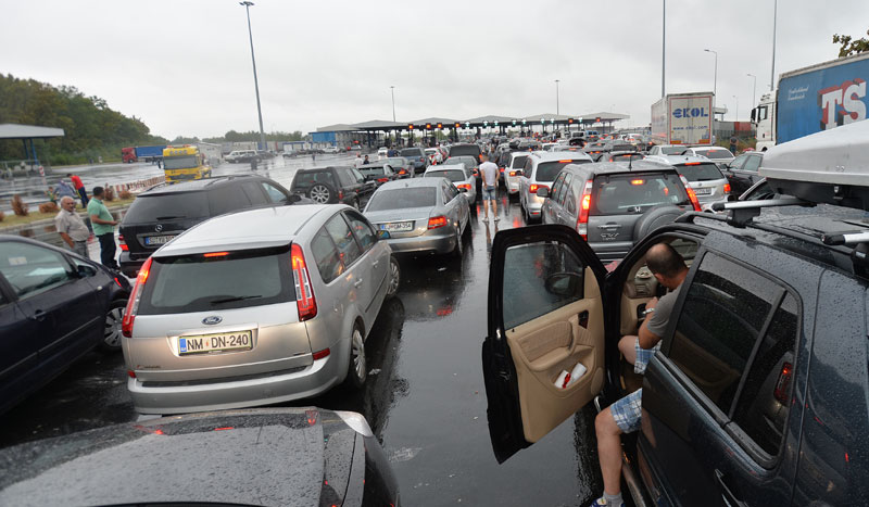 Појачан саобраћај, на Хоргошу и Батровцима од 30 до 60 минута