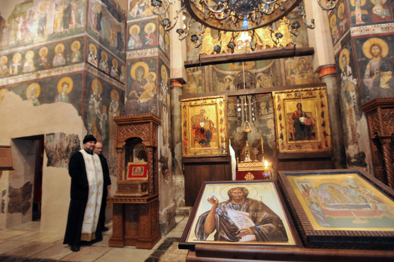 ЛИТУРГИЈЕ ПОВОДОМ ВАСКРСА: Службе у манастиру Грачаница