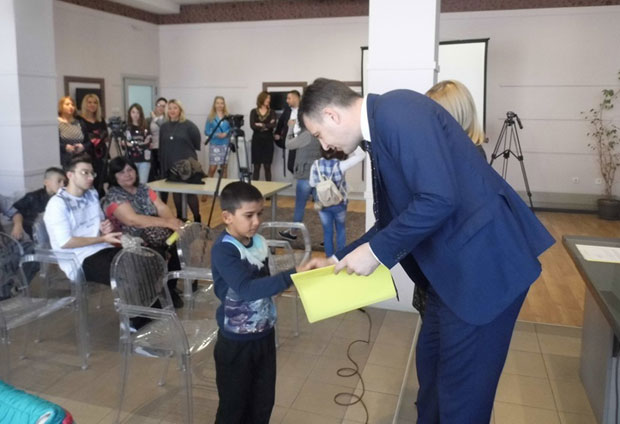 Пиротска градска управа уочи Ускрса уручила помоћ и стипендије