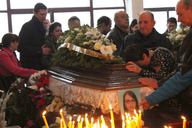 ИСПРАЋЕНЕ УЗ СУЗЕ И ЈЕЦАЈЕ: Сахрањене сестре Марија и Милица, убио их пијани возач