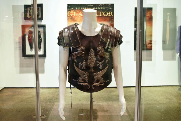 Расел Кроу на аукцији продао оклоп из филма Гладијатор за 96.000 долара