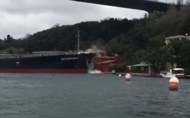 ИНЦИДЕНТ НА ОБАЛИ БОСФОРА: Танкер ударио у палату Хекимбаси Салих Ефенди (ВИДЕО)