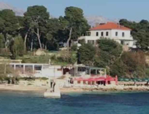 ДРАМА НА ОМИЉЕНОЈ СПЛИТСКОЈ ПЛАЖИ: Мушкарац хтео да се разнесе (ВИДЕО) 