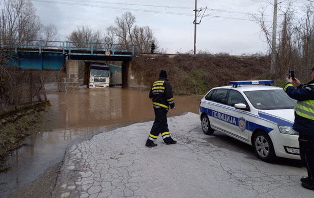 ПОСЛЕДЊЕ ИНФОРМАЦИЈЕ: Обустављен саобраћај кроз Ђунис