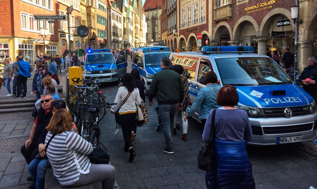 УЖАС У НЕМАЧКОЈ: Комбијем газио туристе, па извршио самоубиство, Меркелова и Штајнмајер ужаснути (ФОТО+ВИДЕО)