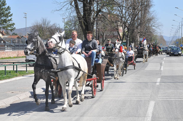 КАО У СТАРА ВРЕМЕНА: Дефиле фијакера и чеза у Краљеву