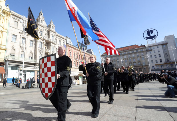 ПРОТЕСТ ЕКСТРЕМНИХ ДЕСНИЧАРА У ЗАГРЕБУ: Марширали одевени у црно и викали Поздрав Трампу