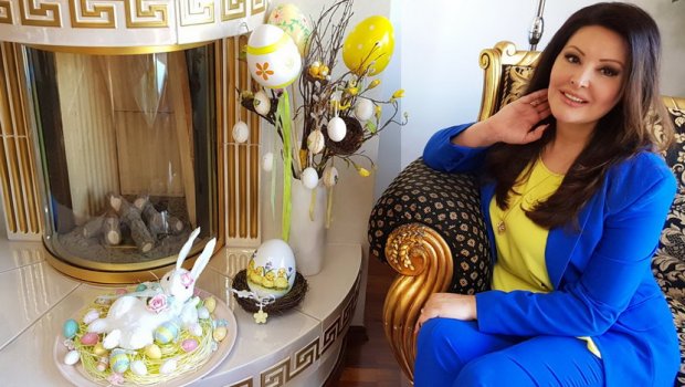 ЗЛАТО, БАШТА И ЈАЈА У ДНЕВНОЈ СОБИ: Драгана Мирковић прославила Васкрс (ФОТО)