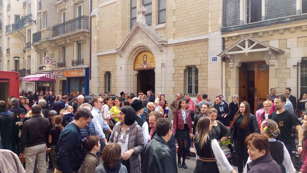 СРБИ ПРОСЛАВИЛИ ВАСКРС У ПАРИЗУ: Причест па коло у цркви Свети Сава