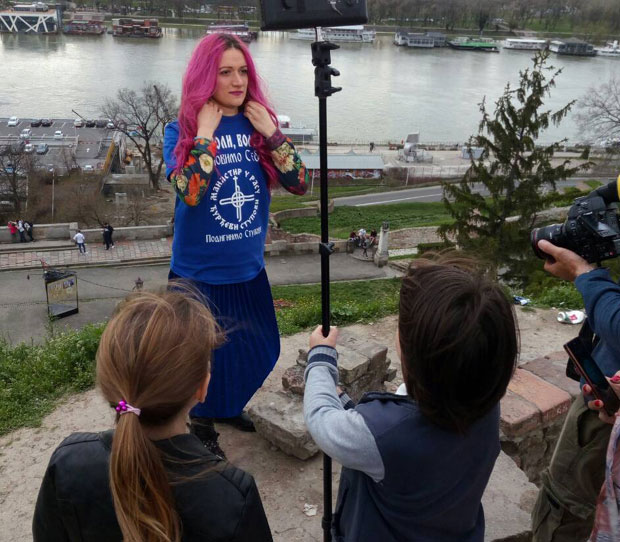 РАДУЈТЕ СЕ, ХРИСТОС ВАСКРСЕ: “Васкршња песма” из Ђурђевих ступова Институту за мајку и дете и болесну децу