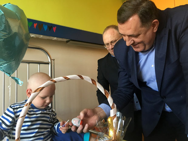 ДОДИК ОБИШАО МАЛЕ ПАЦИЈЕНТЕ: Председник Српске и ресорни министар посетили УКЦ РС и одељења где се лече најмлађи