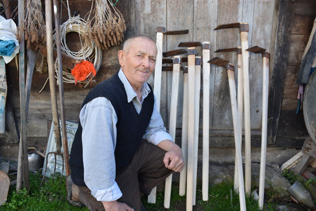 ДЕЦЕНИЈАМА КУЈЕ БУДАКЕ: Осечанин Живан Алексић једини произвођач алатке