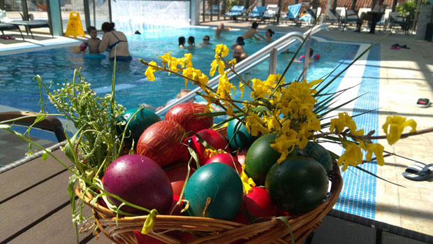 ПОПУЊЕНО ДО ПОСЛЕДЊЕГ МЕСТА: Током најрадоснијег хришћанског празника,  весело и у одмаралиштима у Пролом Бањи