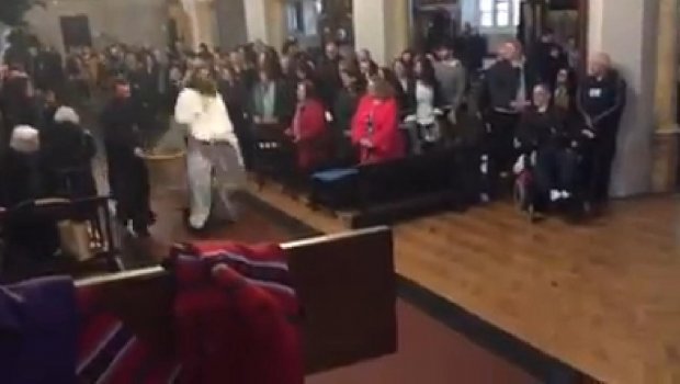 УРНЕБЕСНИ ВИДЕО ИЗ ГРЧКЕ: Поп улетео тротинетом на ускршњу литургију, а онда је настао хаос: Људи се у шоку крстили