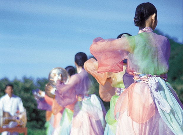 Тајланђани све више носе традиционалну одору