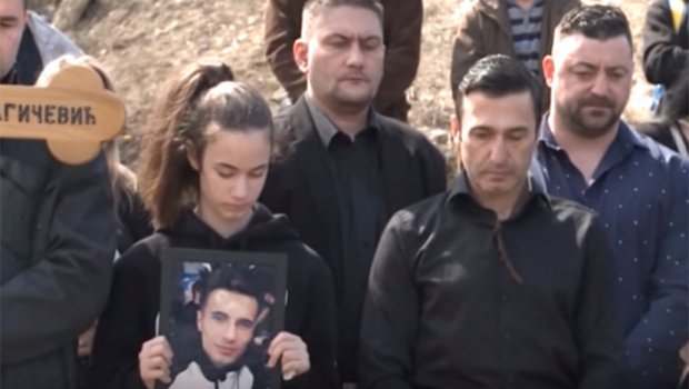 ПОТРЕСАН ГОВОР ДАВИДОВОГ ОЦА НА САХРАНИ: Убице мога сина, гледајте ме крвавим, нељудским очима, ја вас знам (ВИДЕО)