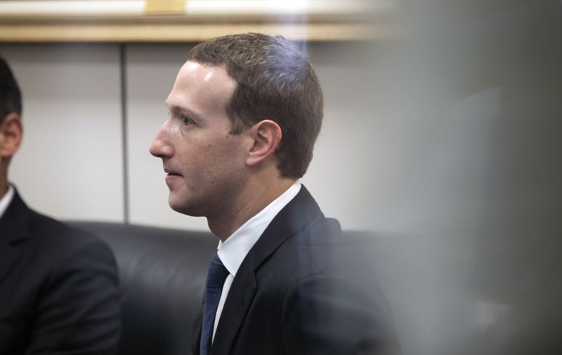 Закерберг се извинио због скандала 