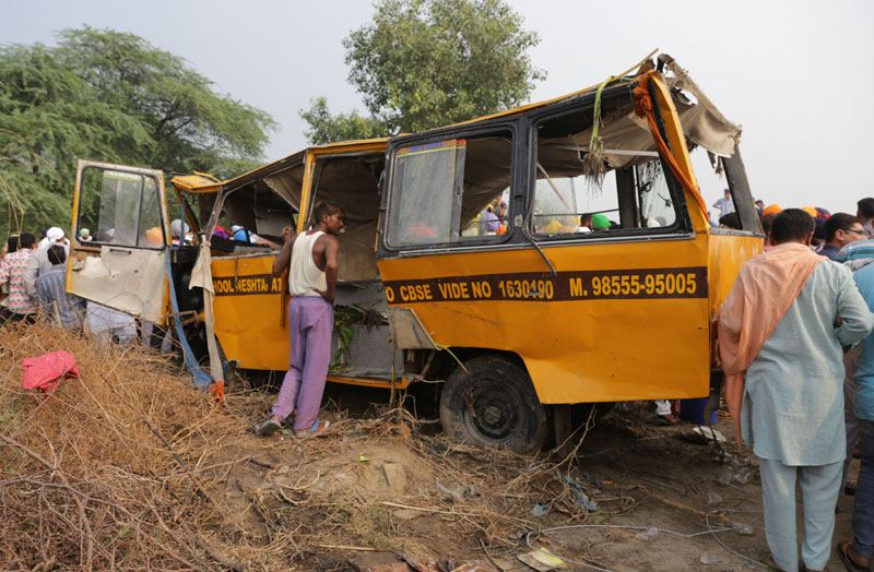 ТРАГЕДИЈА У ИНДИЈИ: Школски сутобус склизнуо са пута, погинуло 27 деце